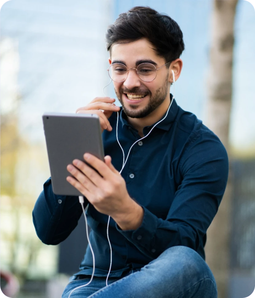 Estudiante tomando clase en línea del curso de certificación Scrum de GOM Network