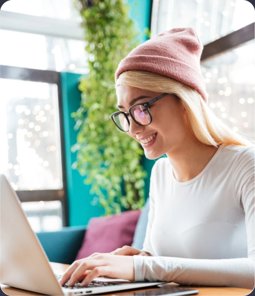 emprendedora frente a una laptop